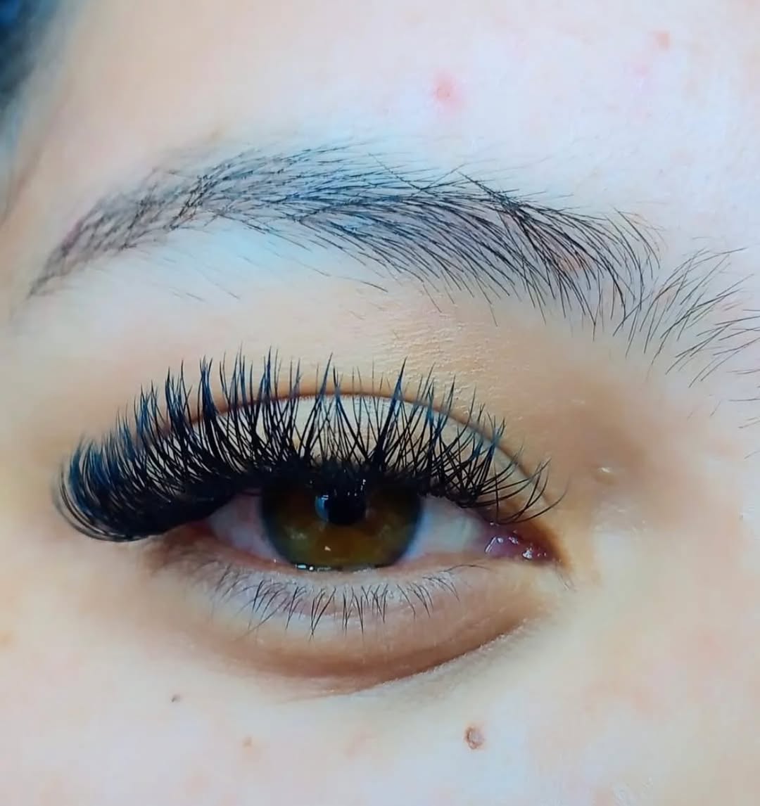 Extensão de cílios volume dramático