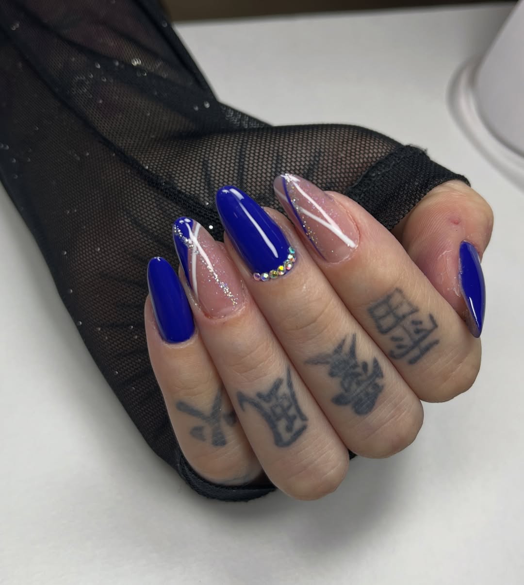 Nail art azul e rosa com detalhes em strass