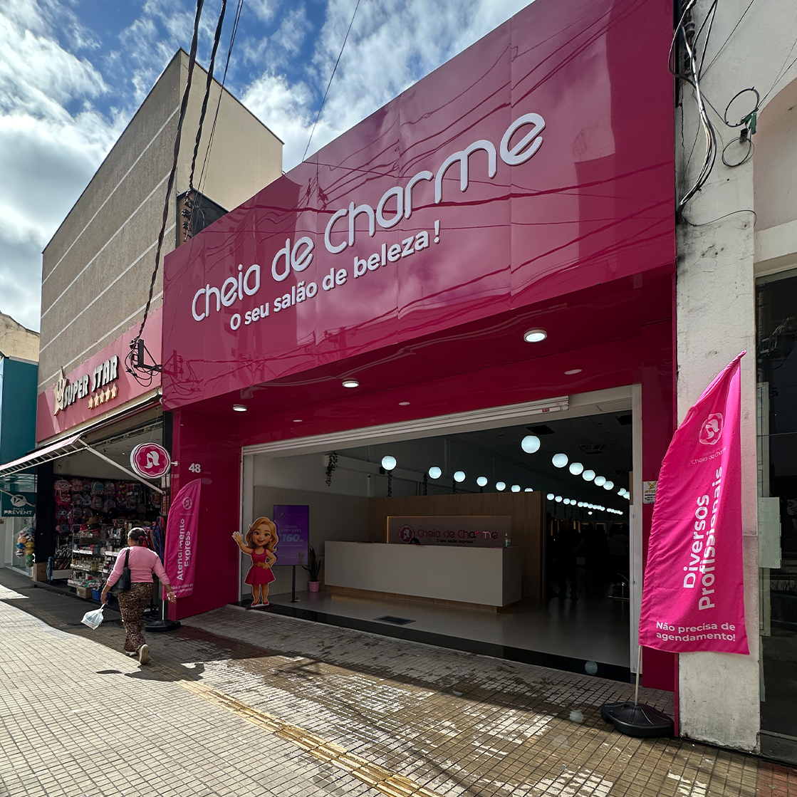 Fachada do Salão Cheia de Charme com letreiro rosa