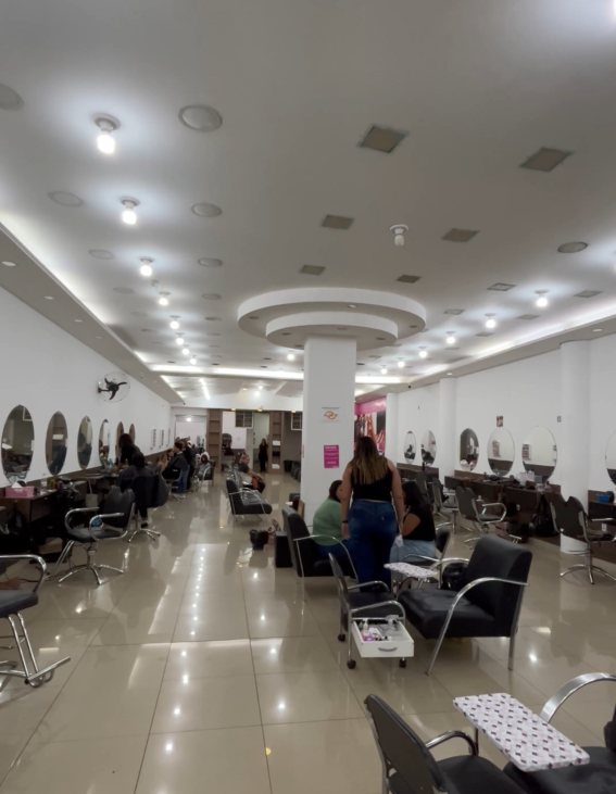 Salão principal com espelhos e cadeiras de styling