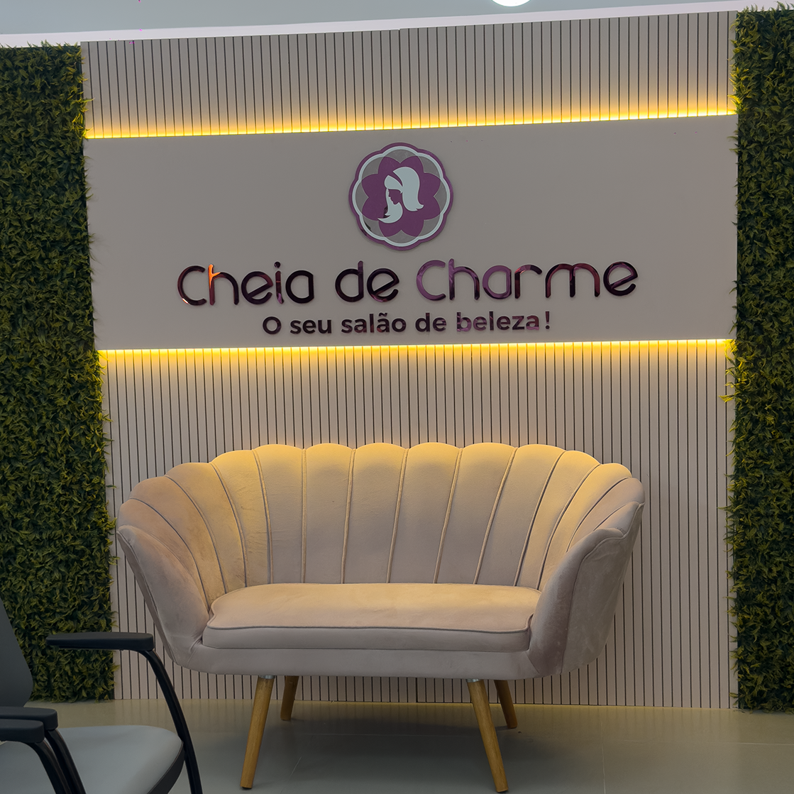 Recepção com sofá elegante e logo do salão