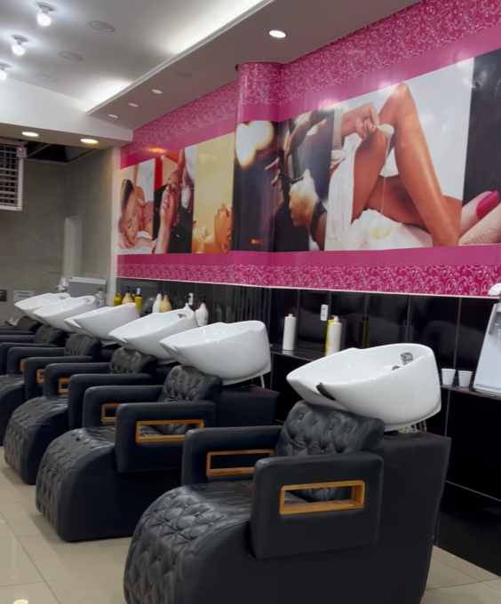 Área de lavagem do salão com poltronas confortáveis