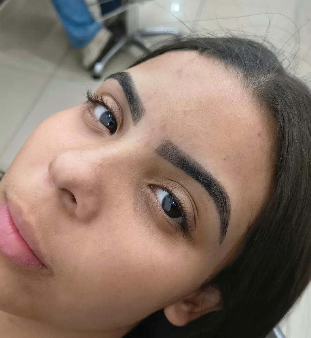 Design de sobrancelhas e extensão de cílios