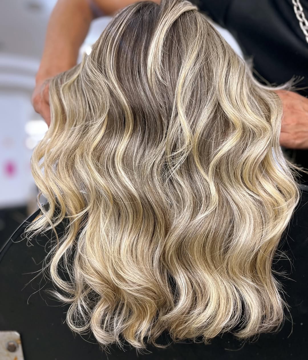 Balayage loiro com mechas dimensionais