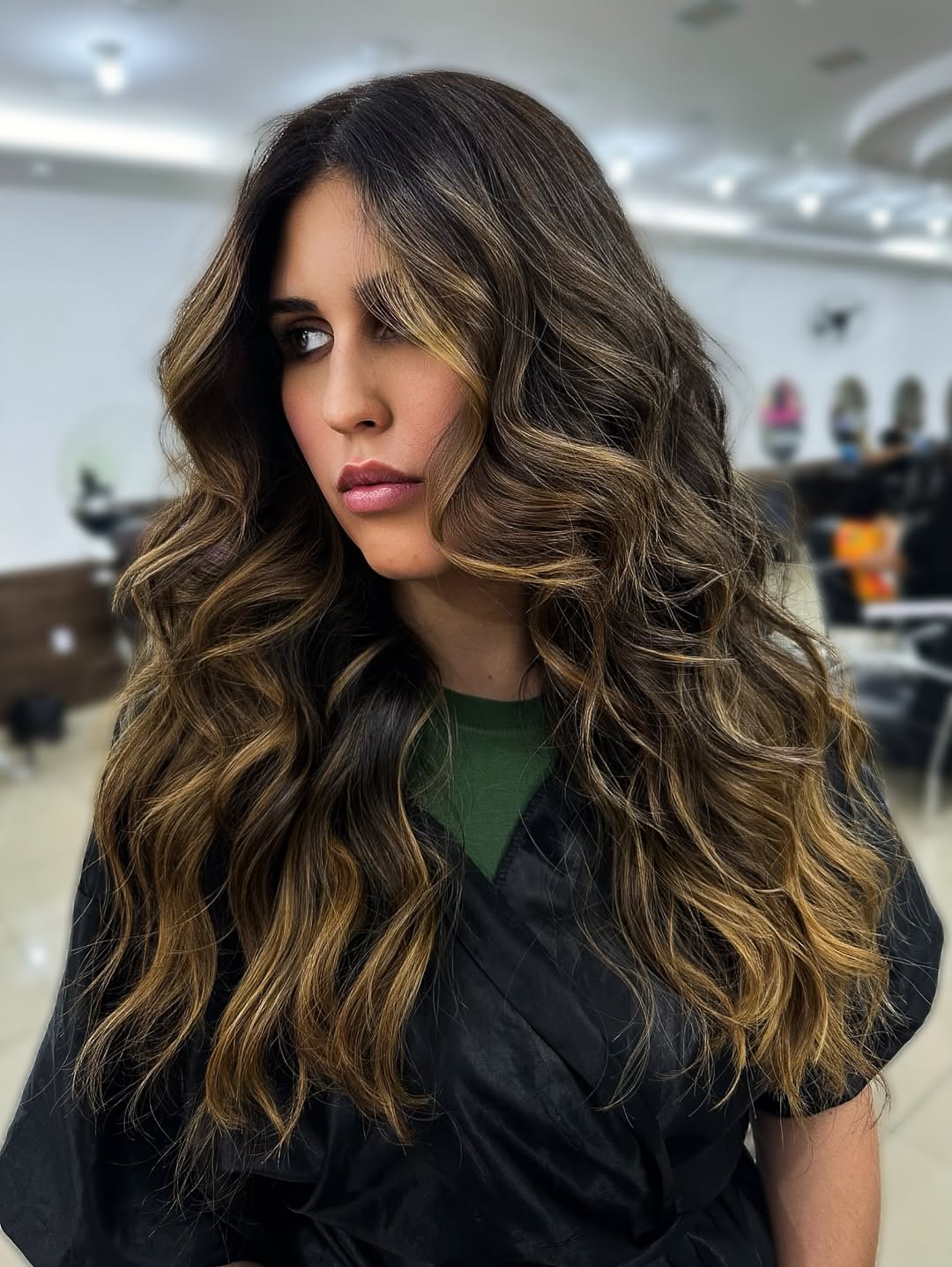 Cabelo moreno com luzes caramelo balayage