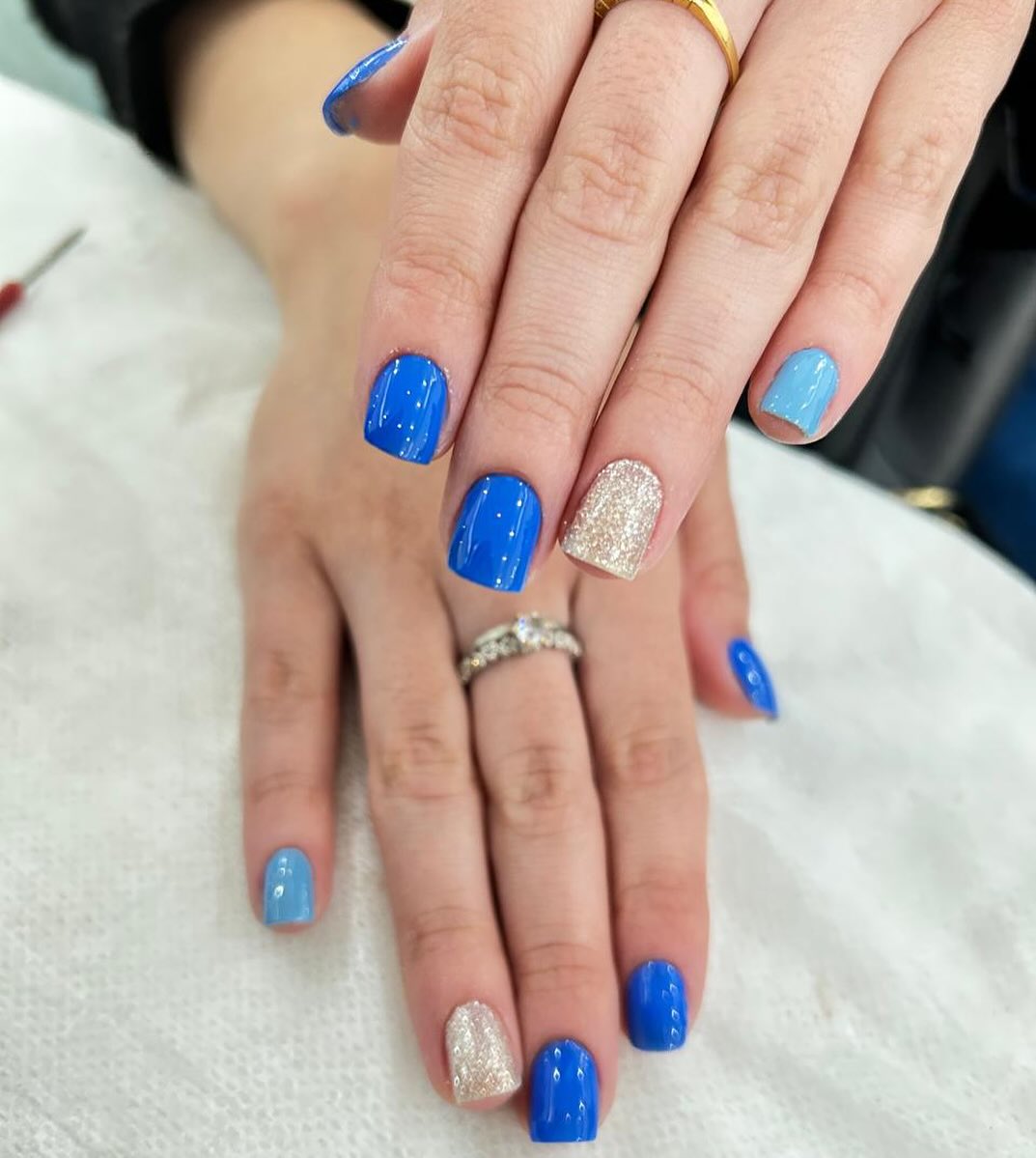 Nail art azul e prata com glitter
